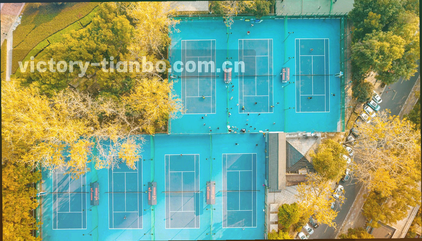夜间屏幕光影叠合而成的公告排布抽象画面